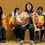 　在中国日本大使館で開かれた沖縄県の文化をＰＲするイベントで、三線を披露する女性たち＝２５日、北京（共同）
