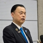 　公務に復帰し、取材に応じる島根県の丸山達也知事＝２５日午後、松江市