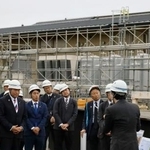 　国際園芸博覧会（花博）の会場を視察する井林国交相（左端）＝２５日午後、横浜市
