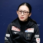 　フランス大会から一夜明け、取材に応じる青木祐奈＝２５日、アンジェ（共同）