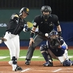 　１０回ソフトバンク１死、川村が中越えに決勝ソロを放つ。捕手松尾＝横浜