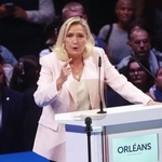 　支持者を前に演説するマリーヌ・ルペン氏＝２５日、フランス中部オルレアン（共同）