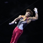 　男子種目別鉄棒決勝　演技する岡慎之助＝ロッテルダム（共同）
