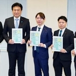 　チームみらいの安野党首（中央）からＡＩに関する提言を受ける木原官房長官（左から２人目）＝２６日午前、首相官邸