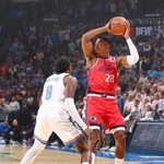 　サンダー戦でパスを狙うクリッパーズの八村＝オクラホマシティー（ＮＢＡＥ・ゲッティ＝共同）