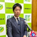 　記者団の取材に応じる日本維新の会の藤田共同代表＝２６日午前、国会