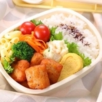 　「ぽてぽてチキン」を使用した弁当