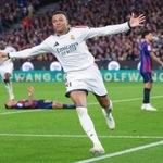 　バルセロナとの伝統の一戦「クラシコ」を２-１で制したレアル・マドリードのエムバペ＝２５日、スペイン・バルセロナ（ゲッティ＝共同）