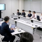　核のごみの最終処分について議論する経産省の有識者会合＝２６日午前、経産省