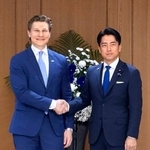 　会談で握手を交わす小泉防衛相（右）とフィンランドのハッカネン国防相＝２６日午後、防衛省
