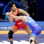　男子グレコローマン６３キロ級１回戦でポーランド選手（手前）を攻める田南部魁星＝アスタナ（共同）