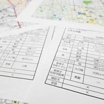 　岡山県総社市が公開を取りやめた、市内施設のバリアフリー状況を記したマップ。補助犬の受け入れ状況欄の一部に「×」と表示されていた