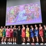 　記者会見でポーズをとるバスケットボール女子のＷリーグの選手ら＝２６日、東京都内