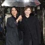　第３９回東京国際映画祭のレッドカーペットに登場した松岡茉優さん（右）と三島有紀子監督＝２６日午後、東京都千代田区