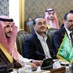 　イラン高官との会談に臨む（左から）サウジアラビアのハリド国防相、パキスタンのムニール陸軍元帥、トルコのカルン国家情報機構長官ら＝２６日、テヘラン（イラン大統領府提供・ＡＰ＝共同）