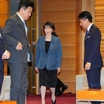 　閣議に臨む高市首相（中央）ら＝２７日午前、首相官邸