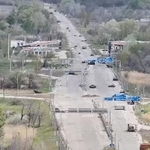 　ウクライナ南部ヘルソン州オレシュキの道路で破壊された車両。９月２４日に公開された映像（３４ｔｈ　Ｓｅｐａｒａｔｅ　Ｍａｒｉｎｅ　Ｂｒｉｇａｄｅ　“Ｂｏｒｙｓｆｅｎ”提供・ロイター＝共同）