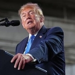 　２６日、米ミシシッピ州で開かれた選挙集会で話すトランプ大統領（ＡＰ＝共同）