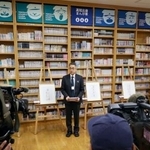　「４コマまんが大賞」の受賞者を発表する担当者＝２７日午前、高知市の横山隆一記念まんが館