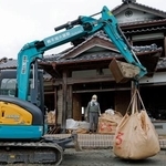 　熊本県氷川町で始まった壊れた家屋の公費解体＝２７日午前