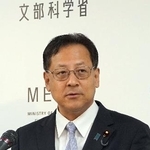 　閣議後会見する関文科相＝２７日午前、文科省