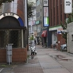 　女性が刺された現場付近＝２５日、北九州市小倉北区