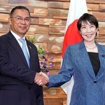 　会談を前に記念写真に納まる高市首相（右）とバングラデシュのラーマン首相＝２７日午前、首相官邸