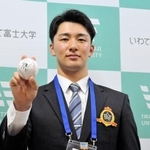 　オリックスから指名あいさつを受け、ポーズをとる富士大の角田楓斗投手＝２７日、岩手県花巻市