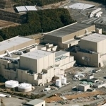 　中部電力浜岡原発の３号機（左）と４号機＝１月、静岡県御前崎市
