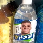 　北京市内の売店で売られるサッカーのエムバペ選手の写真がデザインされた清涼飲料水＝２７日（共同）
