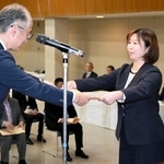 　「清酒鑑評会」の表彰式で、表彰状を受け取る新谷酒造の杜氏新谷文子さん（右）＝２７日午後、広島市