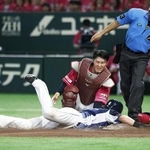 　６月の西武戦で本塁を狙った西武の源田をタッチアウトにする楽天の太田＝東京ドーム