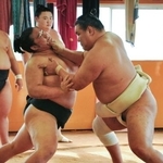 　福岡入り後初めて相撲を取る稽古を行った豊昇龍（右）＝福岡県糸島市の立浪部屋宿舎