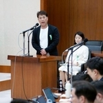 　衆院財務金融委の参考人質疑で発言するアキダイの秋葉弘道社長（上）＝２７日午後
