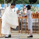 　墓所祭で拝礼に臨まれる三笠宮家の彬子さま＝２７日午後、東京都文京区の豊島岡墓地（代表撮影）