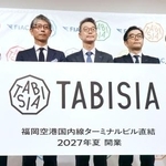 　記者会見に出席した福岡国際空港の田川真司社長（中央）ら＝２７日午前、福岡市