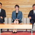 　閣議に臨む（左から）細野復興相、高市首相、茂木外相＝２７日午前、首相官邸