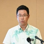　記者会見する沖縄県の古謝玄太知事＝２７日午前、県庁
