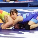 　女子５０キロ級２回戦でウクライナ選手（左）を攻める須崎優衣＝アスタナ（共同）