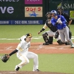 　５回ＤｅＮＡ２死二塁、古市が中前に先制打を放つ。投手松本晴、捕手海野＝みずほペイペイドーム