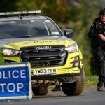 　英南部フェアフォード空軍基地周辺で警戒に当たる武装警察官＝９月２７日（ゲッティ＝共同）