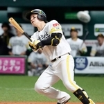 　１０回ソフトバンク１死、正木が左越えにサヨナラ本塁打を放つ＝みずほペイペイドーム