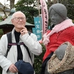 　旧満州から引き揚げ中に亡くなった人々を慰霊するため建てられた「まんしゅう母子地蔵」を前に話すちばてつやさん。デザインは自身が手がけた＝２０１６年４月、東京都台東区の浅草寺