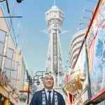 　通天閣の前で取材に応じる通天閣観光の高井隆光社長＝２１日、大阪市