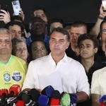 　ブラジル大統領選の結果を受け、記者団に話すフラビオ・ボルソナロ氏（中央）＝２５日、ブラジリア