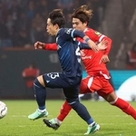 　後半、競り合うボーフムの三好（手前）とマインツの佐野海＝ボーフム（共同）