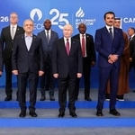 　２７日、ロシア・モスクワで開催されたガス輸出国フォーラムに参加したプーチン大統領（中央）ら（タス＝共同）