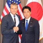 　会談前に写真撮影に応じる小泉防衛相（右）とヘグセス米国防長官＝２８日、フィリピン中部セブ（共同）