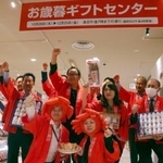　お歳暮商戦に向け、近鉄百貨店本店で気勢を上げるスタッフ＝２８日午前、大阪市