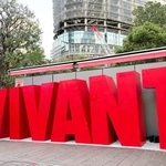 　ＴＢＳのドラマ「ＶＩＶＡＮＴ」のモニュメント＝２８日午後、東京都港区